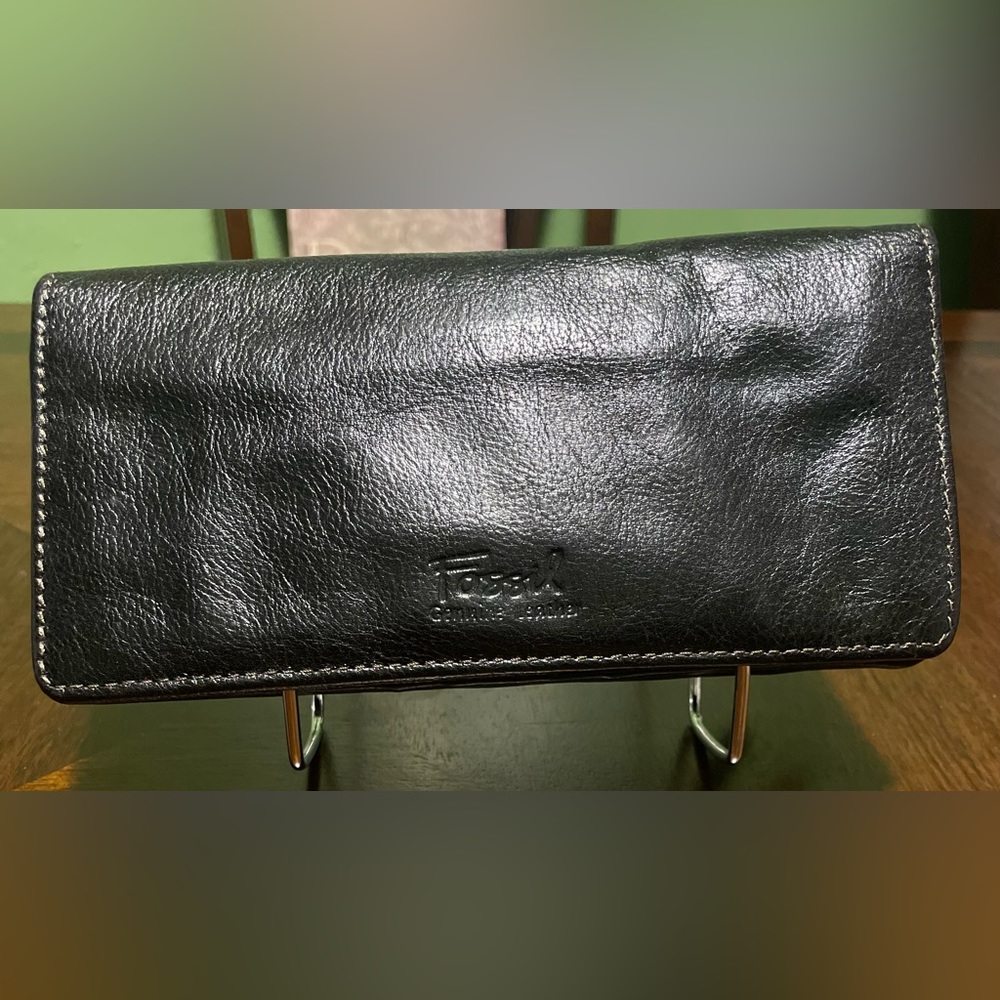 Fossil genuine black leather wallet in good condition
